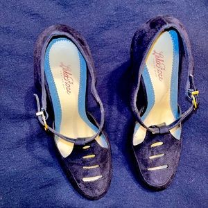Very chic navy blue heel with great detail, worn once- 4in heel!